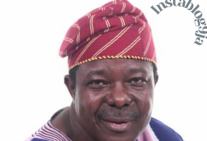  VIDEO: Moment King Sunny Ade Slaps, Kicks a Member of His Musical Band for Trying to Pick His Money to Avoid Portable and Pocolee Saga